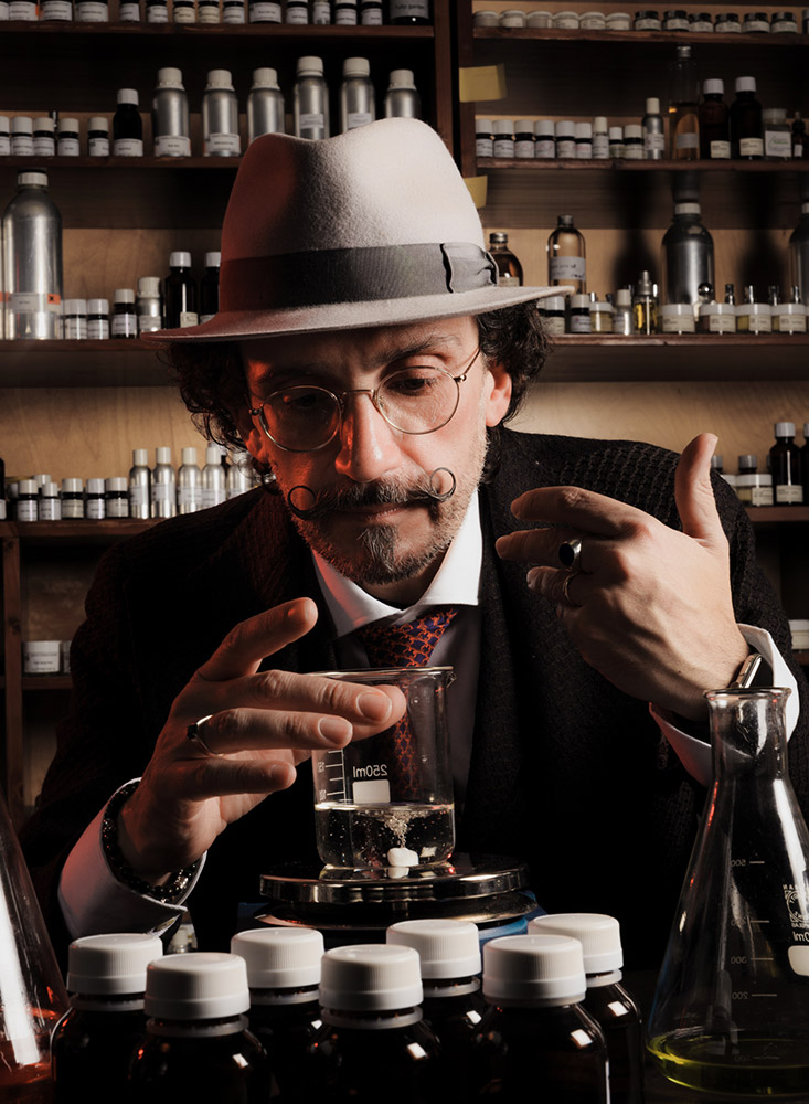 Paolo Terenzi trabajando entre frascos y esencias en su estudio de perfumería.